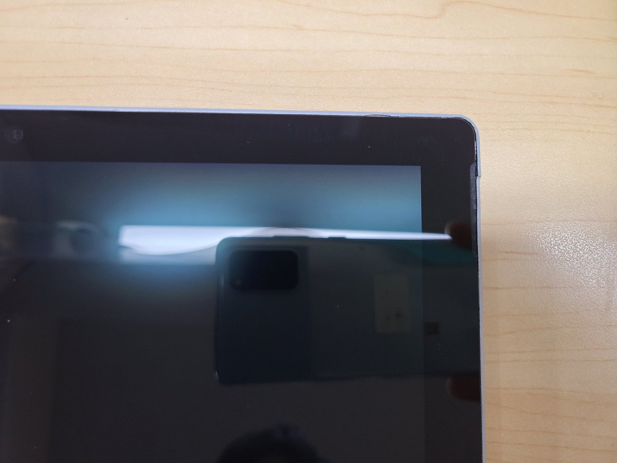 smartmax_repair's tweet image. #SurfacePro5
ディスプレイ割れ交換修理のご依頼です！いつも当店をご利用頂き誠にありがとうございます🙇🙇‍♀️
右上の方から衝撃が加わり、ひどく割れた状態でした😵💦
表示に乱れはあったものの、起動に問題無い為、新品ディスプレイに交換して無事に完了致しました✨
#タブレットまっくす
#即日
#修理