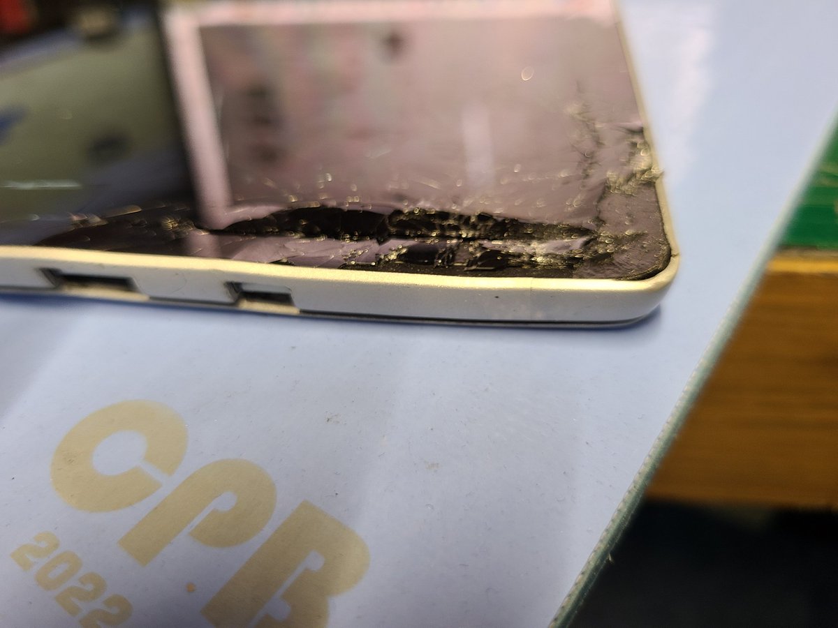 smartmax_repair's tweet image. #SurfacePro5
ディスプレイ割れ交換修理のご依頼です！いつも当店をご利用頂き誠にありがとうございます🙇🙇‍♀️
右上の方から衝撃が加わり、ひどく割れた状態でした😵💦
表示に乱れはあったものの、起動に問題無い為、新品ディスプレイに交換して無事に完了致しました✨
#タブレットまっくす
#即日
#修理