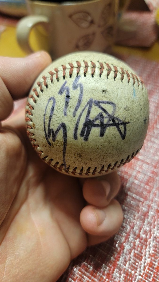 HughMacIntyre9's tweet image. @SignatureSleuth 
Does anyone know who's signature this is? Thanks. #baseballsignatures #baseball #signedbaseball