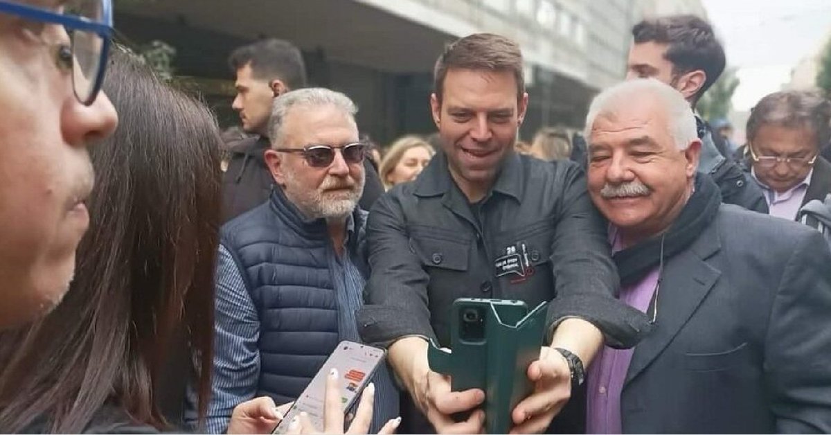 NIKSOTIROPOYLOS's tweet photo. Από την χυδαία τυμβωρυχία με το πανό για τα #Τέμπη στη Κουμουνδούρου. Ο Εγωπαθής, Νάρκισσος, Αλαζόνας, σε πορεία για τα θύματα των #Τεμπών να χασκογελάει και να βγάζει σέλφι .
Ντράπηκε και η ντροπή...
Και μετά απορείτε γιατί σας έχει γυρίσει την πλάτη ο κόσμος. https://t.co/WbrTlwG5hA