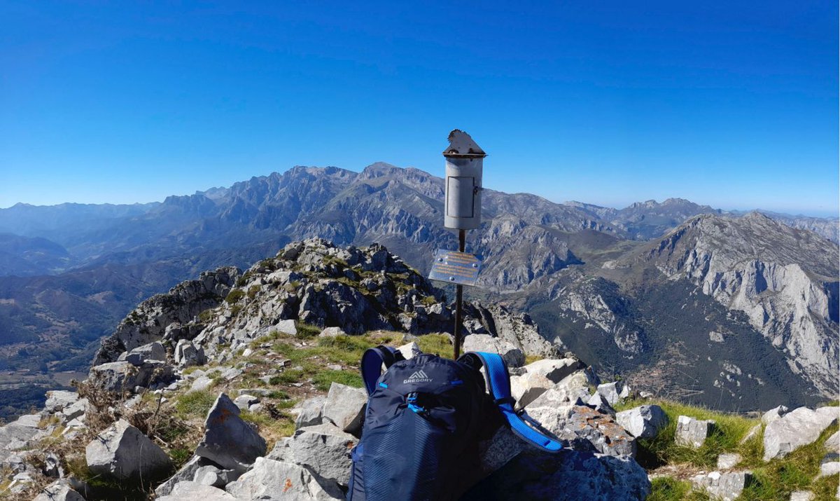 La subida a Peña Ventosa: un espectáculo visual para deleitarse. El mejor lugar para sentarse a observar el macizo de los Picos de Europa en toda su dimensión desnivel.com/excursionismo/… #valledeliébana #LiébanaConectaSensaciones #LiébanaPicosdeEuropa