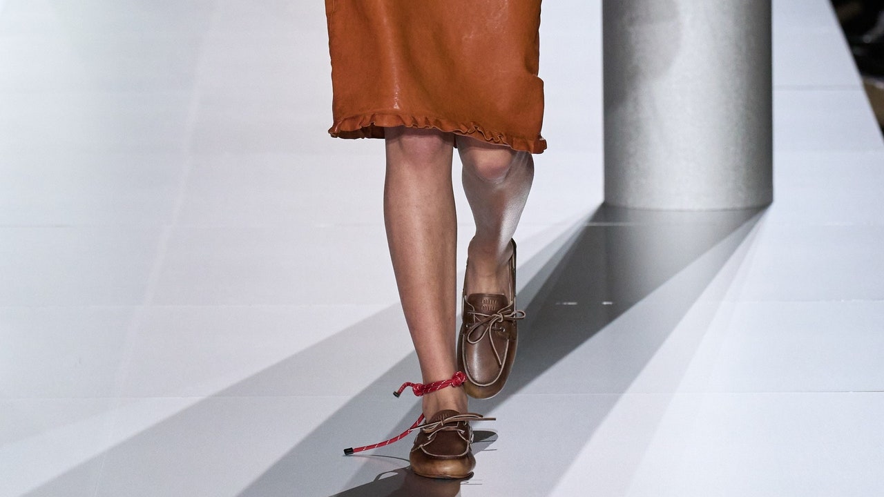 Vogue Runway on X Can t get enough of those Miu Miu boat shoes Shop six chic outfit ideas that put the spring footwear trend front and center. https t GgnVABH2T9 https t ucNYI3XQao X
