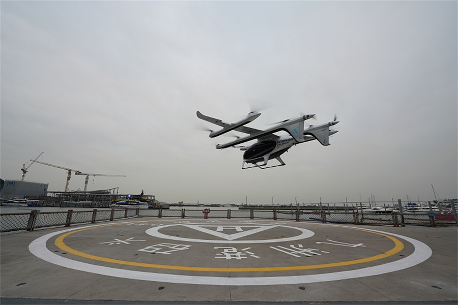 iGuangdong's tweet photo. 🛩️✈️Dubbed as "air taxi", the eVTOL #aircraft completed its first inter-city electric air-taxi demonstration flight from Shekou Cruise Home port in #Shenzhen to Jiuzhou Port in #Zhuhai on Feb 27. It took about 20 minutes for the over 55-km trip. #SmartGD #GreaterBayArea [📸/VCG] https://t.co/To8N02f4sG