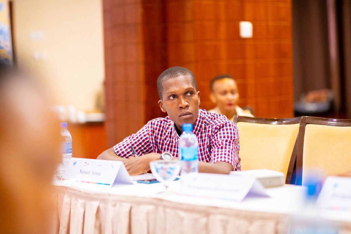 “Having clarity on your values is one of the important aspects of critically thinking leaders and it begins with being radically honest about yourself, understanding the dynamics of people around you and how to cater to them” ~ @godsrafiki explains to the fellows.

#AUNYDTz