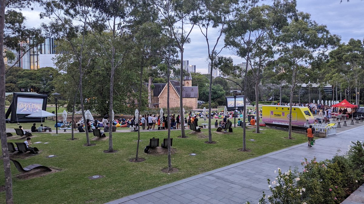 Outdoor evening cinema at Cadigal Green <a href="/SydneyUniWorld/">Sydney Uni Global</a> 💚 #usyd