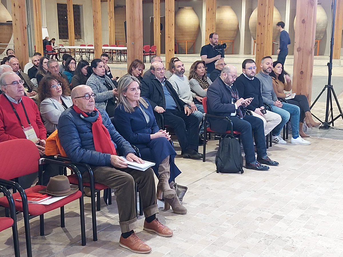 milagrostolon's tweet photo. ☀️🌳Las comunidades energéticas son una pieza clave en la transición justa que promueve el Gobierno de España. Así lo ponemos de manifiesto en el I Encuentro Estatal de Oficinas de Transición Energética que ha organizado con gran acierto el Ayuntamiento de Noblejas. https://t.co/7DO2vS63aC