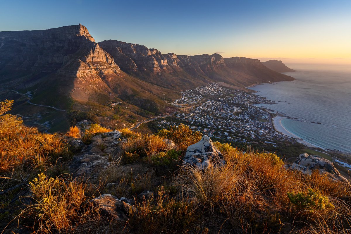 As I climbed Lion’s Head, I watched the sun set over Table Mountain, bathing the ancient rock in a golden light. The air was calm, with a gentle sea breeze. In that peaceful moment, everything else faded away, leaving only the beauty of nature.