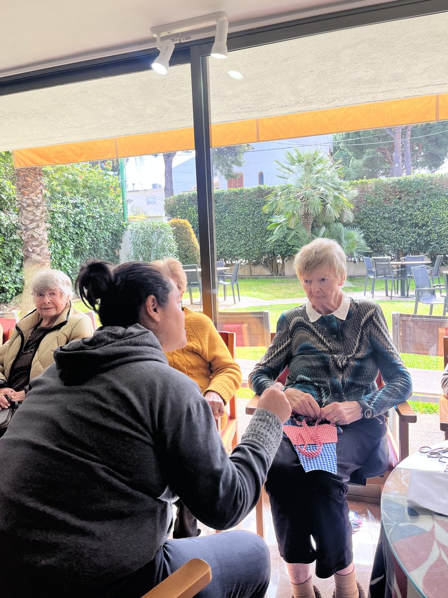 centrocatite's tweet photo. El Barcelona Music &amp;Health Institute nos visitó ayer para que los residentes ayudaran a la realización de una aplicación que beneficiará a personas de la tercera edad que puedan presentar psicopatologías, relacionadas con el acercamiento que tuvieron con la música. https://t.co/LTjSpn0UMA