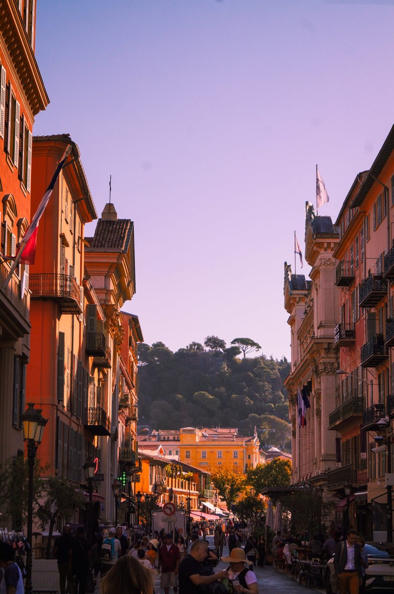 summerhotels_'s tweet photo. #jeudiphoto - À Nice, chaque rue est une histoire, chaque coin une découverte.

#cotedazurfrance https://t.co/wGVwyMkunG