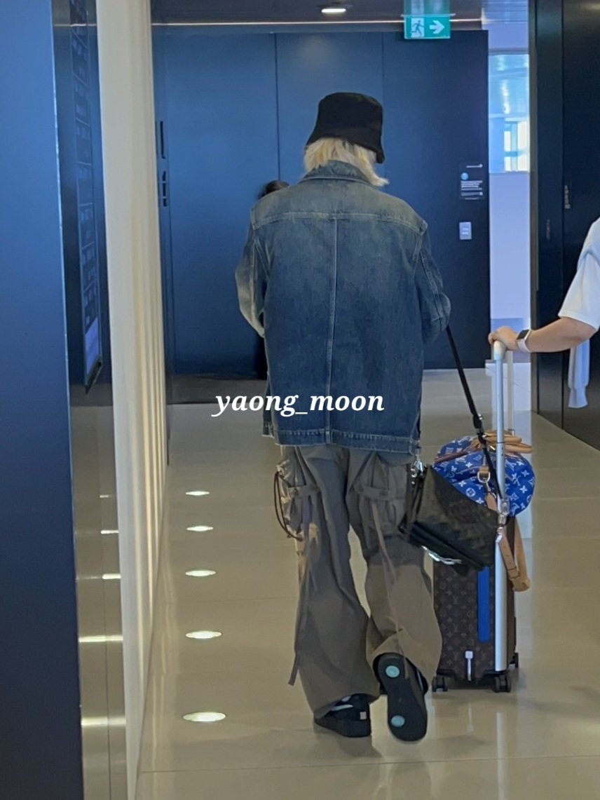 yaong_moon's tweet photo. 며칠 지나서 올려봅니다
시드니 공항 라운지에서 스트레이키즈 필릭스님 봤어요..😲 너무 잘생긴 남성분이 빵 드시고 계셔서 설마 했는데,, 싸인도 흔쾌히 해주셨어요🥹 계셨던 자리가 낮았는데 먼저 다른 테이블로 옮겨가서 해주시고 너무 스윗하셨답니다😍
#스트레이키즈 #필릭스 #Felix #StrayKids https://t.co/p4ZuuWCr0X