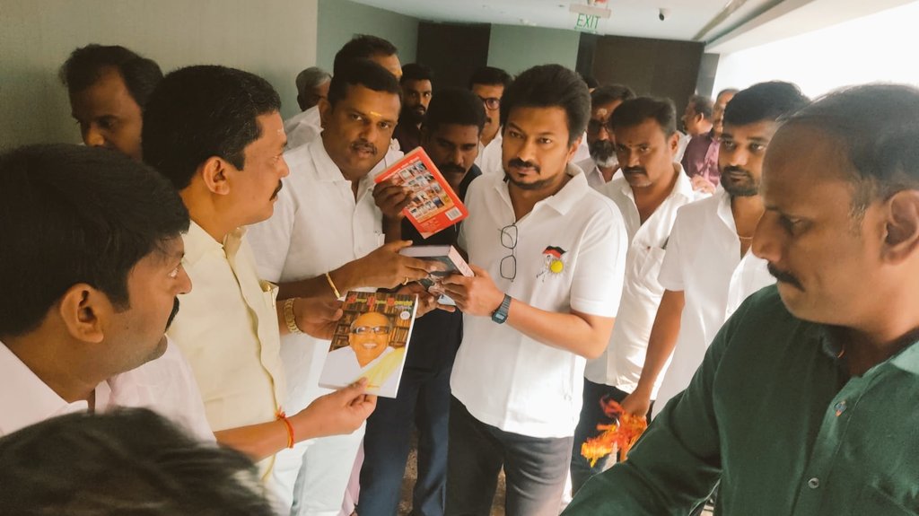 SPSureshDMK's tweet photo. இன்று காலை கழக இளைஞரணி செயலாளர் இளைஞர் நலன் மற்றும் விளையாட்டு மேம்பாட்டு துறை அமைச்சர் மாண்புமிகு *#உதயநிதிஸ்டாலின்* அவர்களை, மரியாதை நிமித்தமாக சந்தித்து வரவேற்றபோது.. https://t.co/nrMhq2fpSL