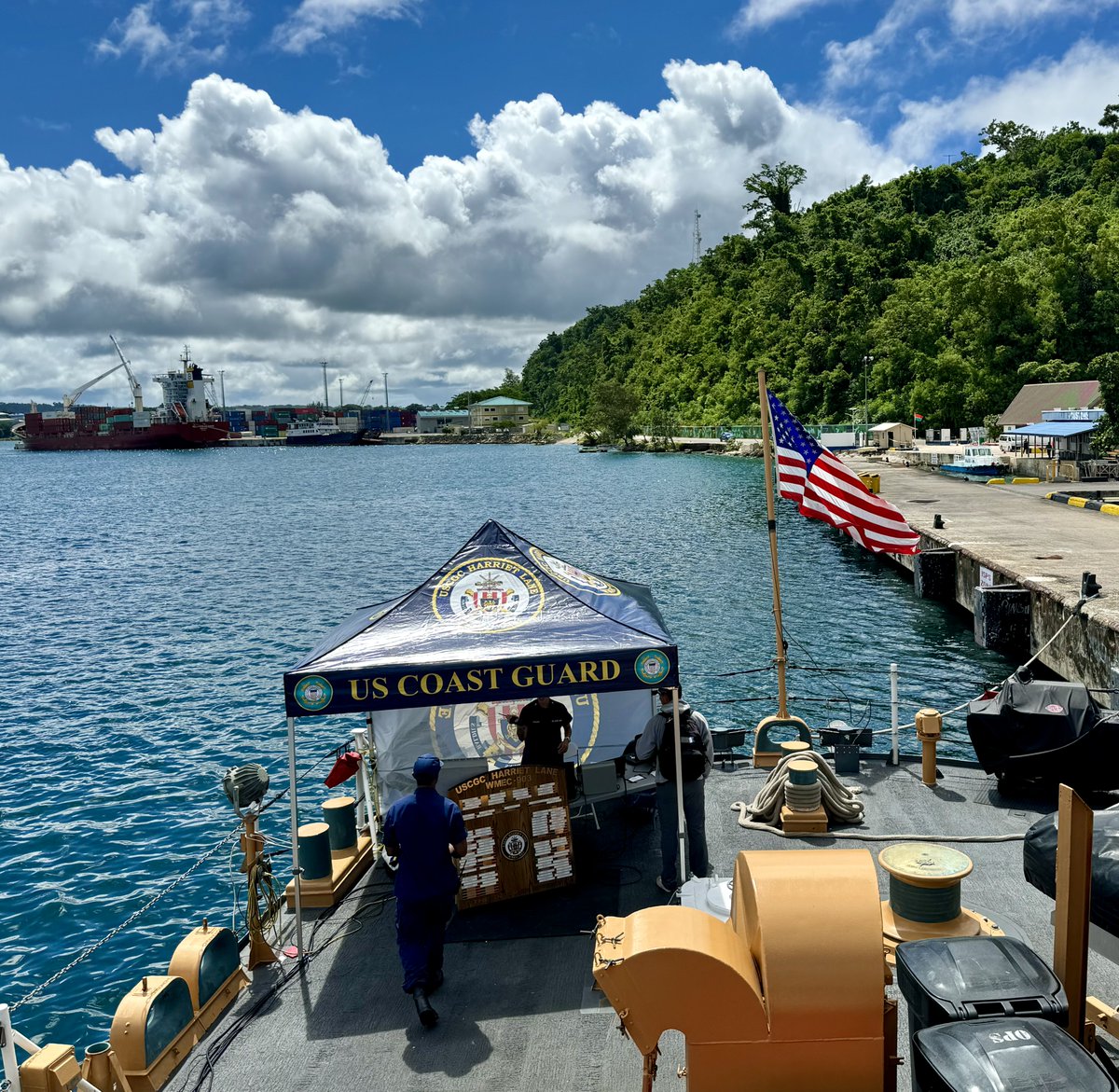 Coordination between 🇻🇺🇫🇷🇺🇸🇬🇧🇦🇺🇳🇿🇯🇵 is essential to combat illegal fishing and other trafficking in the region. Thanks to our American friends for welcoming us aboard the US Coast Guard Cutter Harriet Lane in Port-Vila to discuss this issue.