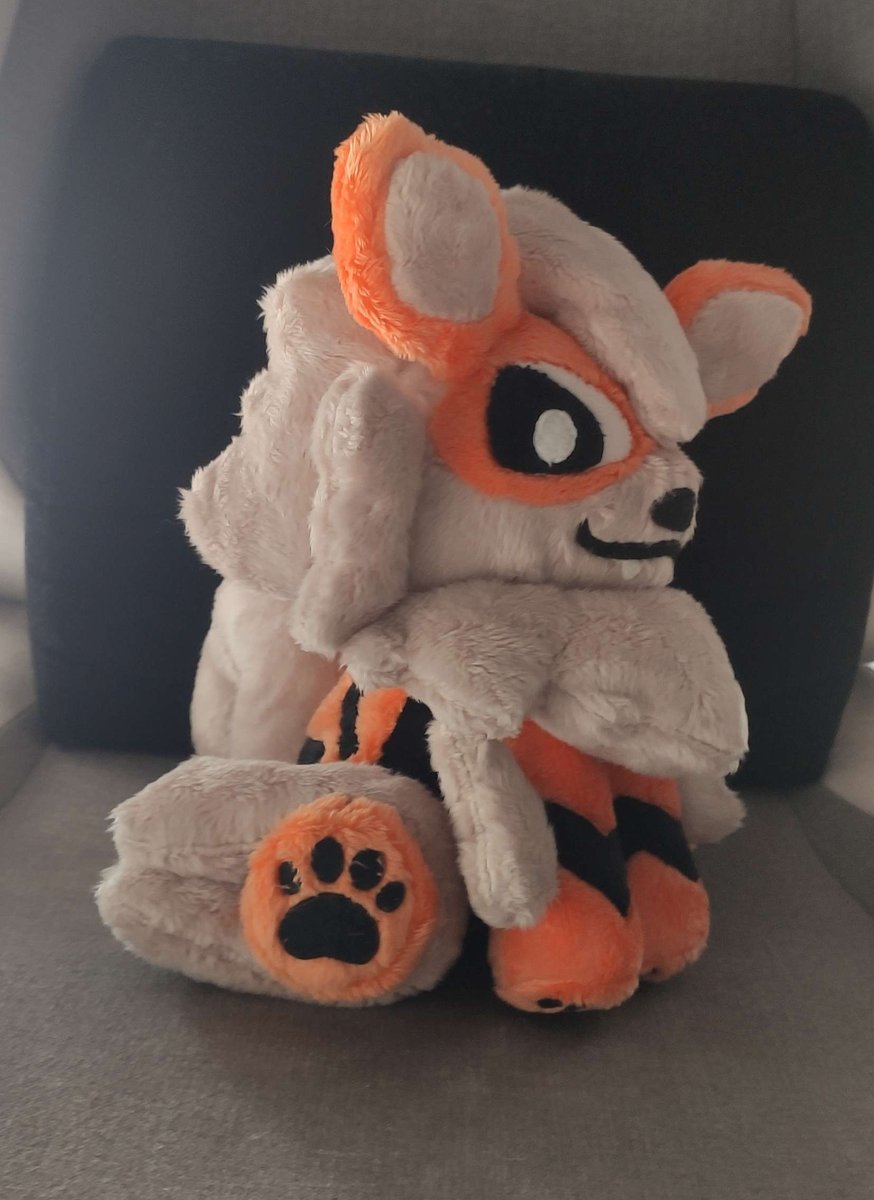 Per fi!! 4 anys per veure globus al perfil de twitter!! jajaja I quin millor regal que el #arcanine fet a ma (!!!) de la meva futura dona <a href="/Miriam_serrate/">Miriam</a> ! 😍 M'encanta!! Tinc moltes ganes de continuar aquesta aventura amb tu! ❤️