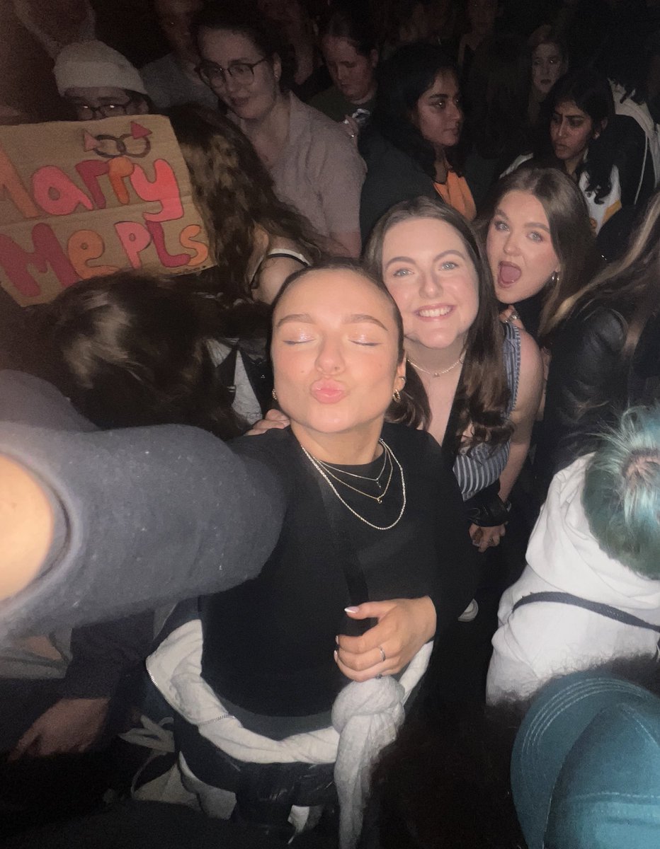 charloldroyd's tweet photo. pics of when I saw her in London last year so u know I’m not a bot lol xx https://t.co/or6MdAnRUt