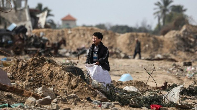 SAVE THE CHILDREN! Gaza, 'la morte arriva dal cielo, con il martellamento dei bombardamenti, ma anche dallo sbarramento al cibo che, nella Striscia di Gaza sta affamando la popolazione, bambini muoiono anche per mancanza di cibo...' (Vaticannews) #blob ore 20.00 #rai3