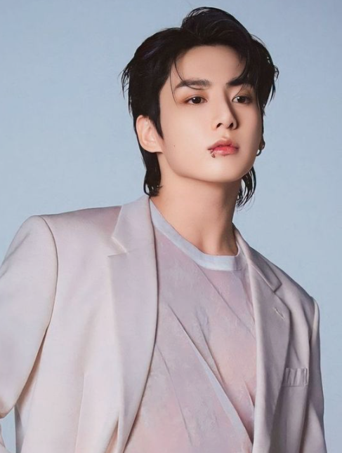 Jungkook has now surpassed 5 BILLION streams on Spotify.

- He's the most streamed kpop soloist on the platform.