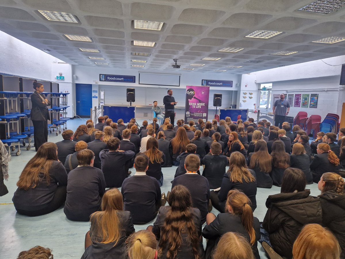 A wonderful way to end the day for year 8 yesterday; live music from Lebo including covers of Harry Styles' 'As It Was', Colplay's 'Viva la Vida' as well as some of his own songs such as 'Better' and 'Loop' 🎼