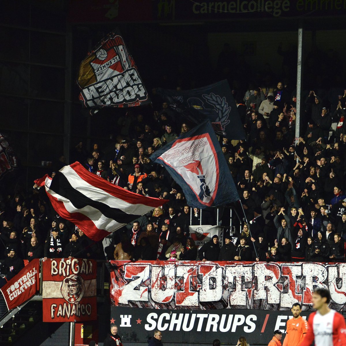 Samen vol gas tegen de koploper! Heb jij je 𝐭𝐢𝐜𝐤𝐞𝐭 al binnen?  👊

#EMMwil #HIERKOMIKWEG