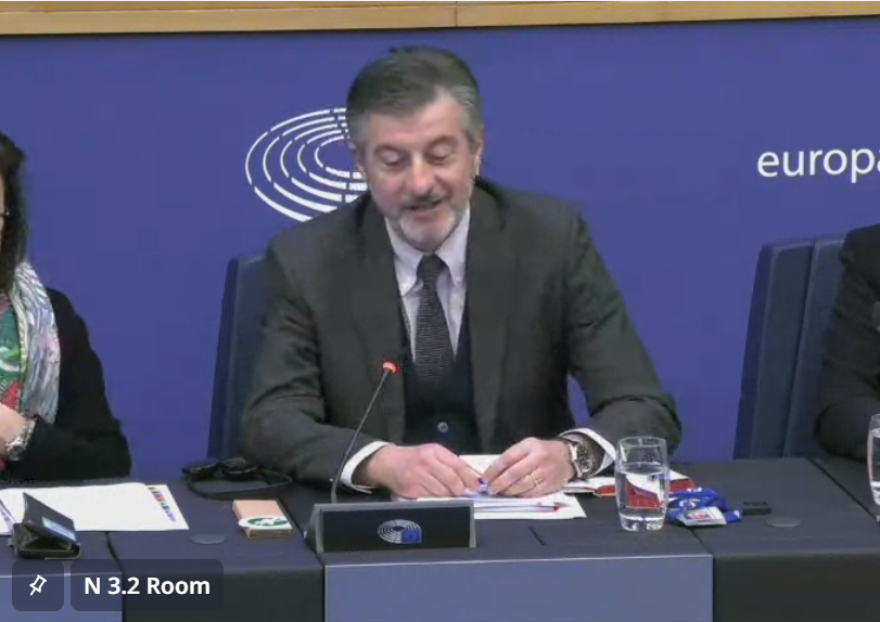 The proposal promotes also responsible ownership. 'When you buy an animal you are not getting a toy. These animals need to be cared for properly.' - @andreagavinelli on the new proposal for the protection of cats & dogs. 👏 Watch the presentation: youtube.com/watch?v=TxyJHk…