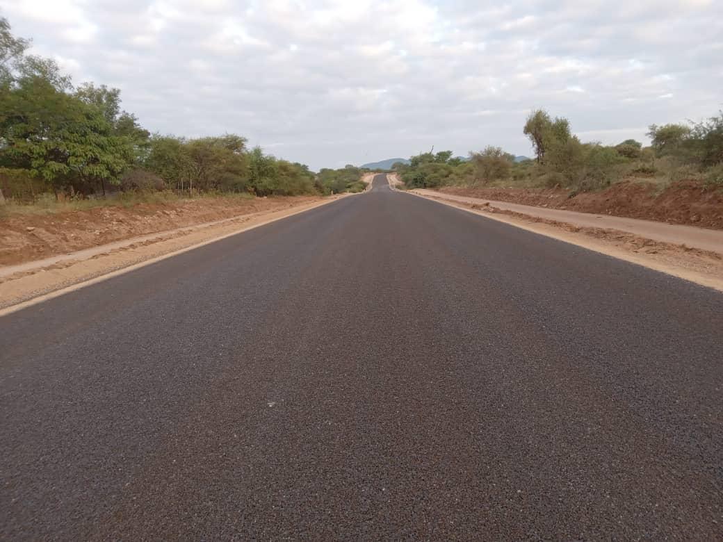 SundayMailZim's tweet image. #InfastructureDevelopment 
About 1, 5km opened to traffic on the Beitbridge-Bulawayo Road rehabilitation project (Makhado Section) - @MinistryofTID 

@MhonaFelix 
#TheSundayMail
