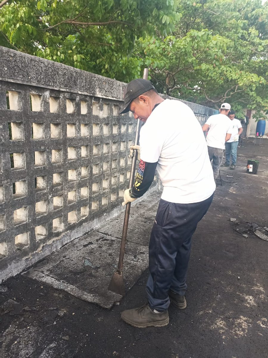 CDCEBarinas's tweet photo. #Barinas | UE Herminio León Colmenarez recibió la visita del ministro @vladimirpadrino quien en compañía de la Directora del CDCE  Estadal verificaron los trabajos que se vienen ejecutando a través de las Bricomiles.

@NicolasMaduro 
@_LaAvanzadora 
@MPPEDUCACION https://t.co/au2HPHluwY