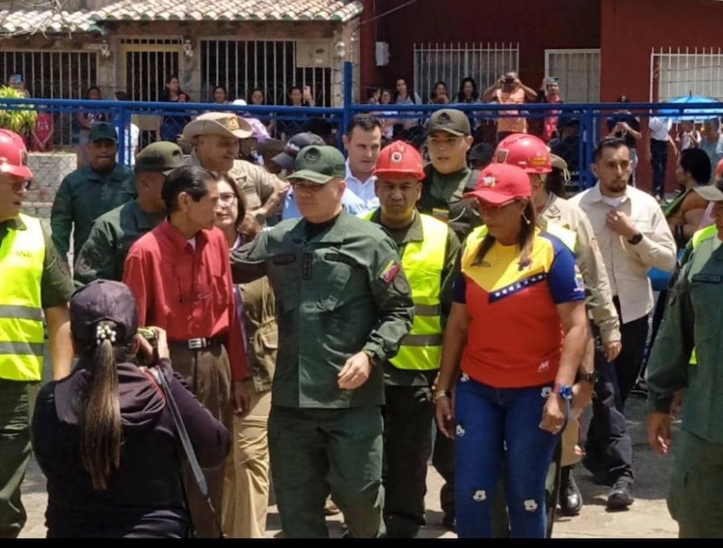 CDCEBarinas's tweet photo. #Barinas | UE Herminio León Colmenarez recibió la visita del ministro @vladimirpadrino quien en compañía de la Directora del CDCE  Estadal verificaron los trabajos que se vienen ejecutando a través de las Bricomiles.

@NicolasMaduro 
@_LaAvanzadora 
@MPPEDUCACION https://t.co/au2HPHluwY