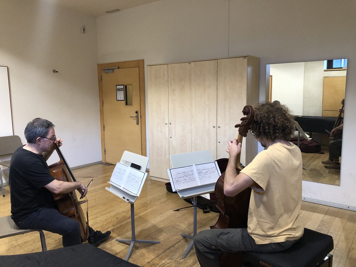 EsmucAntiga's tweet photo. El #professorESMUC EMMANUEL BALSSA @EmmanuelBalssa fent classe al @EsmucAntiga de l’@esmuccat 
 
#MúsicaAntiga #EarlyMusic https://t.co/goKA8Wxkcd