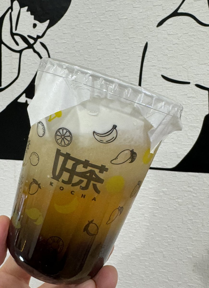 oo79864432's tweet photo. 好茶 KOCHA 🟡 大井町店 5回目 😄
23年11月以来。
迷ったがこれに↓
チーズクリーム朝露ジャスミン🫕🍵+タピオカ 650円
タピ中大粒もちもち良質👍
Cクリーム上品な味だけど量もっとほしい。
BGMは洋楽🎤
ワンオペだったんだが、かなりきつそうだな…
#タピ活 #タピオカ #好茶 #kocha #大井町 https://t.co/8Un3ezBP25
