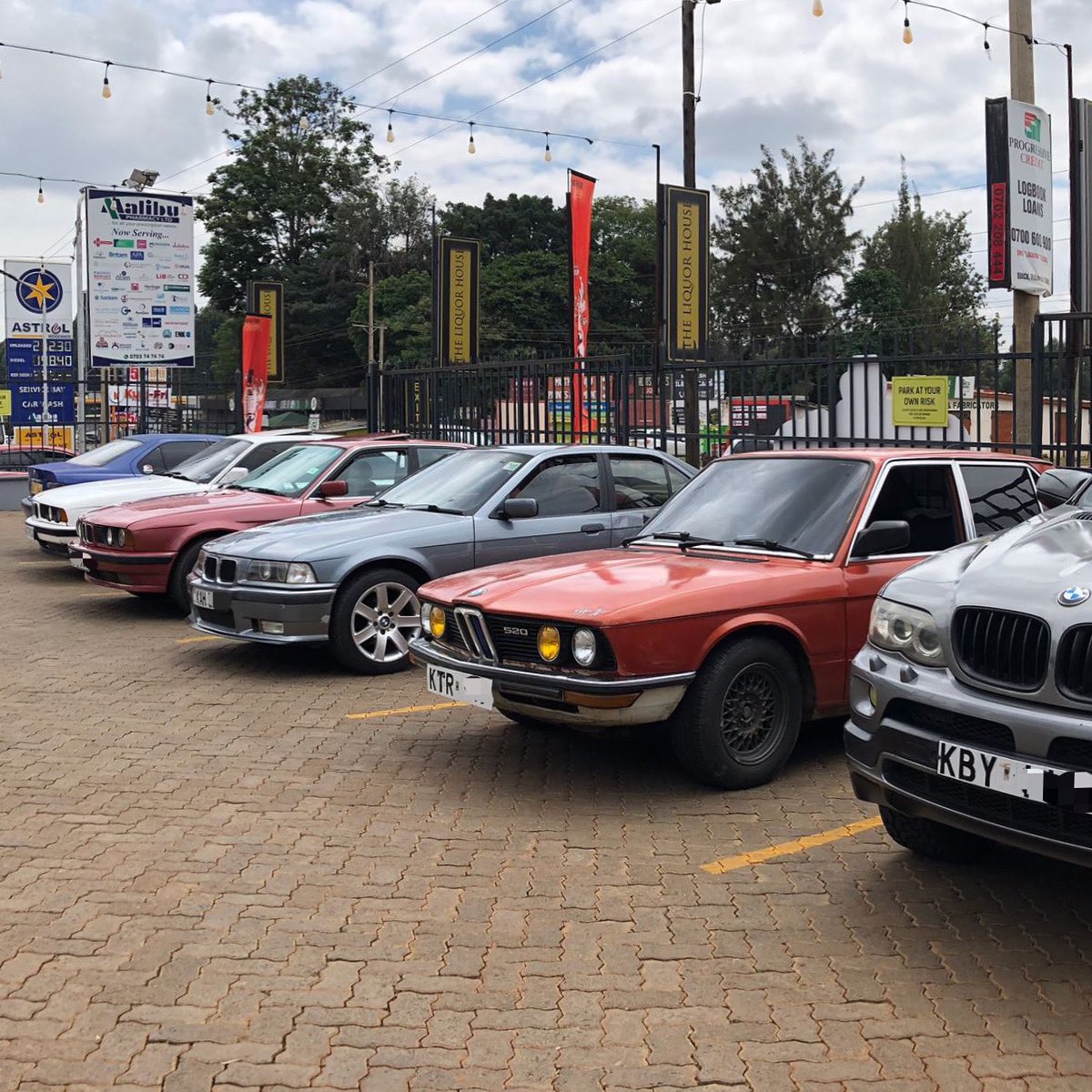 Today we go #backintime 

You can tell who gave #birth to who

#classic #dayout 

#tbt 

For the #love of #classiccars 

#bmwclassics 
#photooftheday