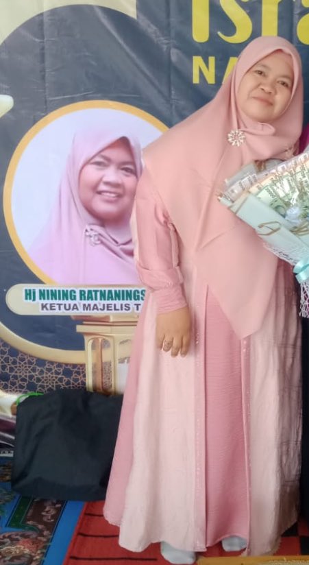 sarassaid's tweet photo. Suka minder kalo balik ke rumah mama mertua, beliau ketua majelis taklim sedangkan mantunya amburadul begini🙏🏼 https://t.co/kX9mry6nrt
