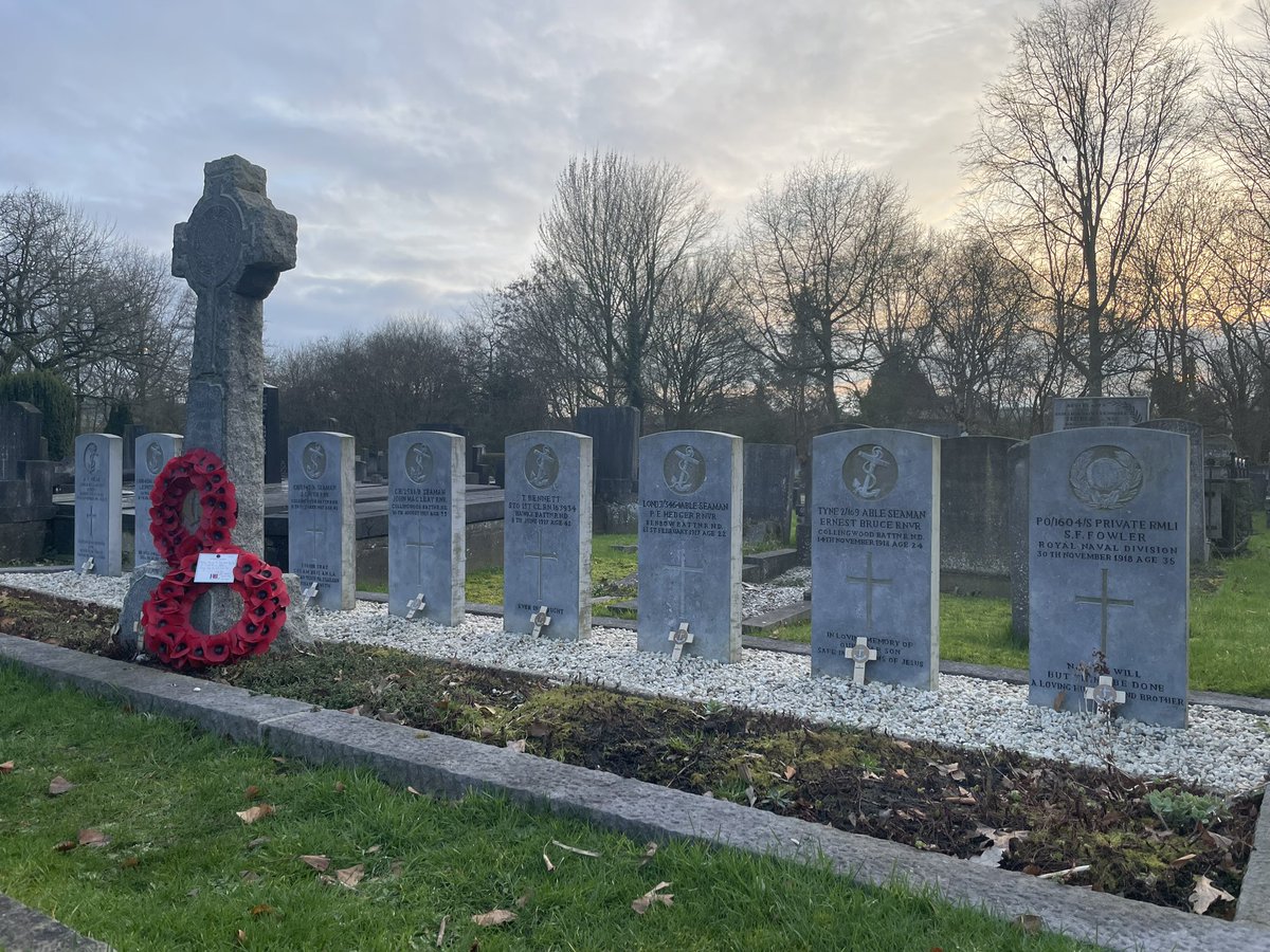 Over 1,500 members of the Royal Naval Brigade were interned in #Groningen during the First World War. I paid my respects to those who died and rest in Southern Cemetery. Thank you to those who care for these war graves - @CWGC @ogsnl @gem_groningen - @ukinnl @RoyalNavy 🇬🇧 🇳🇱