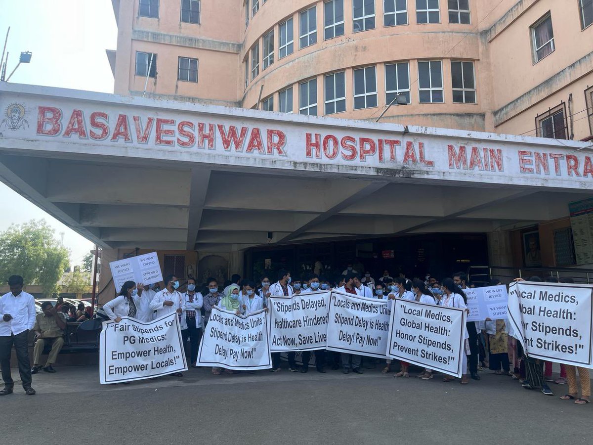 Ongoing protests at MRMC Kalaburagi by Residents against management. They're being forced to open accounts in particular bank and give signed chequebooks. Stipends of Rs 45k, 50k, 55k/mo withdrawn systematically after deducting from pre-signed cheques. #MedTwitter #Survivor