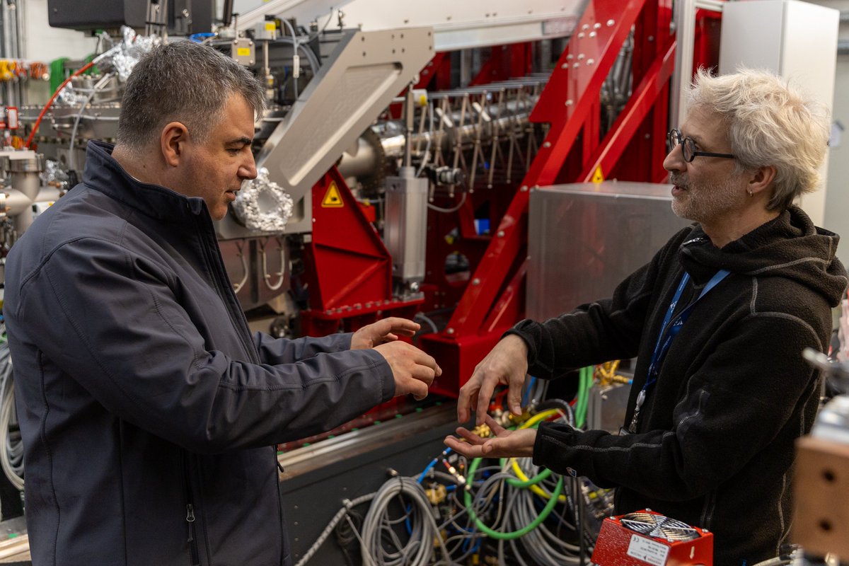 The Russian-British Nobel laureate in #physics Sir Kostya Novoselev visited #European #XFEL with a group of the Swiss Constructor Group. They discussed the applications of research with X-ray free electron lasers and visited the experiment hall. #EuXFEL xfel.eu/news_and_event…