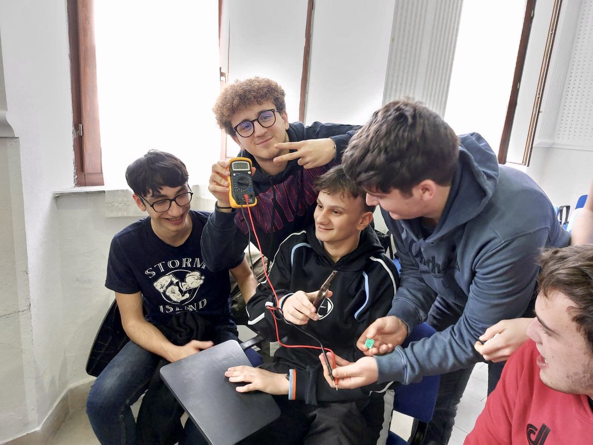 LiceiChelli's tweet image. Stamani i nostri ragazzi hanno avuto l’opportunità di incontrare il Dott. Bastian de Jong (#Fisico e #Programmatore di #software) il quale ha proposto una lezione dal titolo “#Workshop sui #fotovoltaici”, attività interattiva di applicazione della fisica.