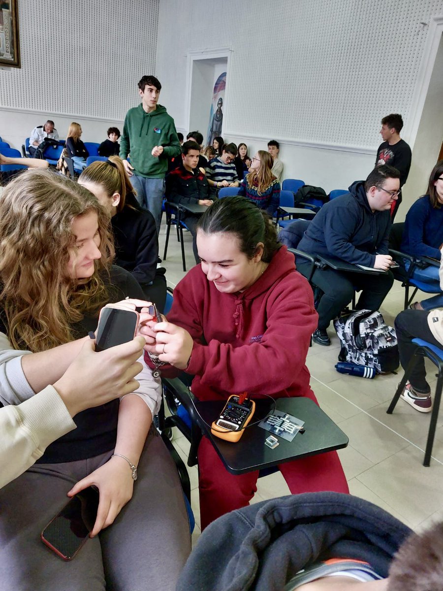 LiceiChelli's tweet image. Stamani i nostri ragazzi hanno avuto l’opportunità di incontrare il Dott. Bastian de Jong (#Fisico e #Programmatore di #software) il quale ha proposto una lezione dal titolo “#Workshop sui #fotovoltaici”, attività interattiva di applicazione della fisica.