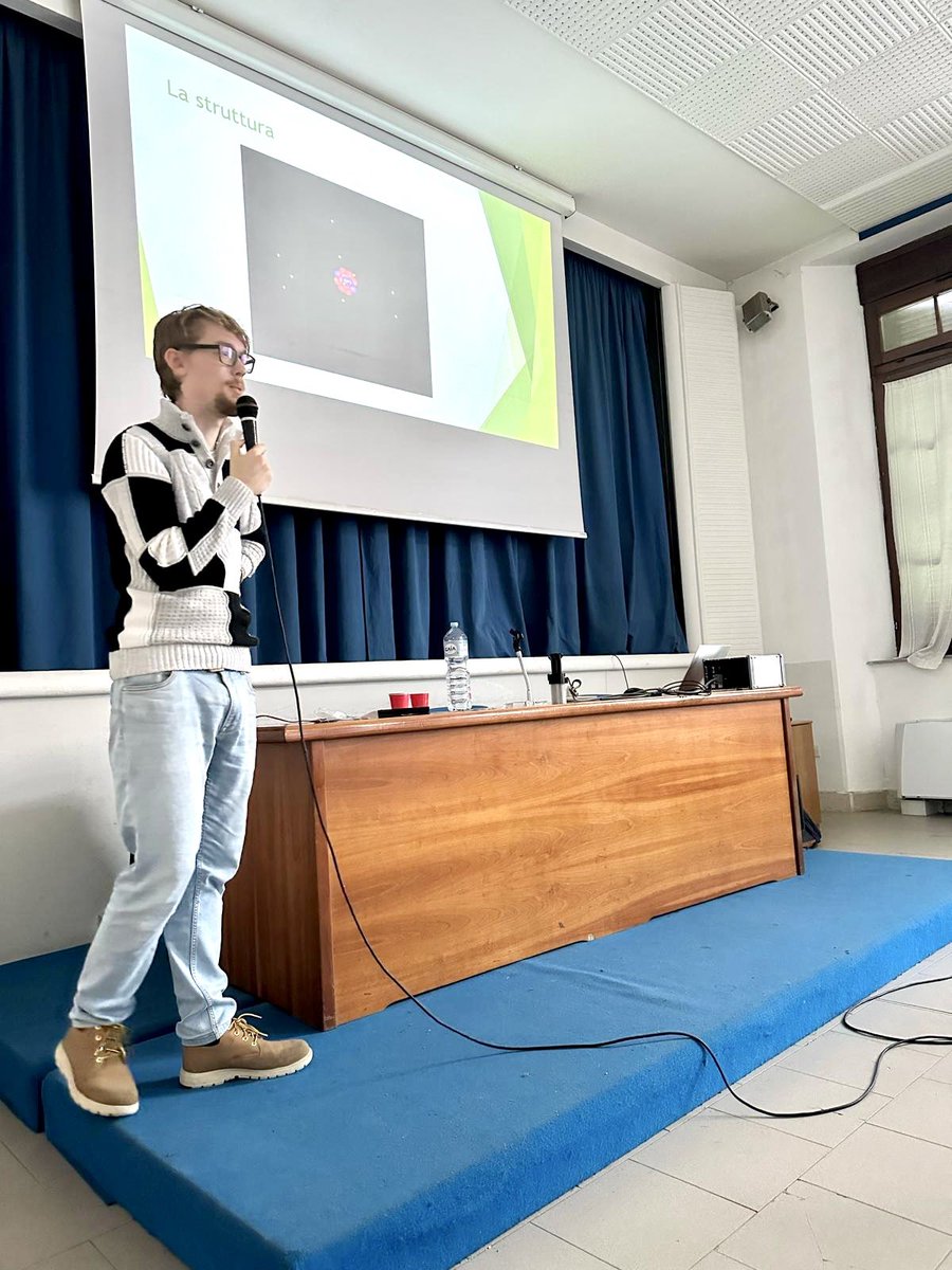 LiceiChelli's tweet image. Stamani i nostri ragazzi hanno avuto l’opportunità di incontrare il Dott. Bastian de Jong (#Fisico e #Programmatore di #software) il quale ha proposto una lezione dal titolo “#Workshop sui #fotovoltaici”, attività interattiva di applicazione della fisica.