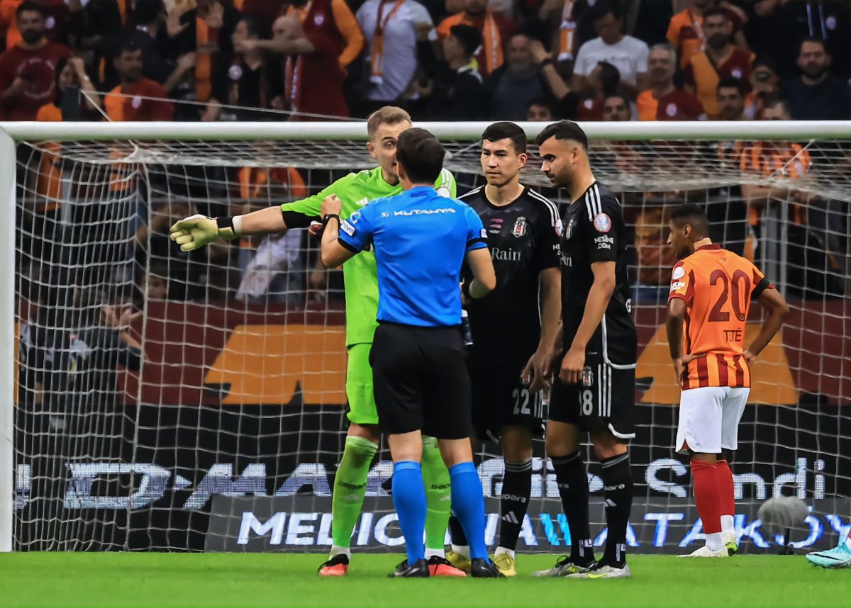 Trendyol Süper Lig’in 28. haftasında Galatasaray ile oynayacağımız maçın hakemi Halil Umut Meler oldu!

Ligin en kritik haftasında Galatasaray ile oynayacağımız maça atanan Halil Umut Meler ve tüm hakem heyetinin, saha dışında oluşacak tüm spekülasyonlardan, saha içi güzel oyunun