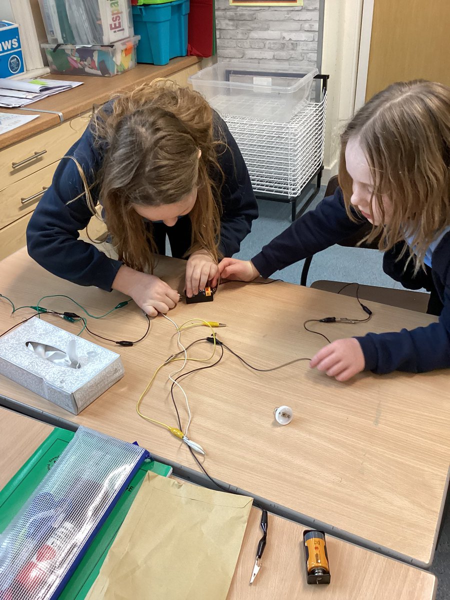 sbps_badgers's tweet photo. #sbpsscience Year 5 have been incredible scientists this week. Working scientifically they investigated whether the length of a wire affects the brightness of the bulb. https://t.co/qFTnMAmYJt