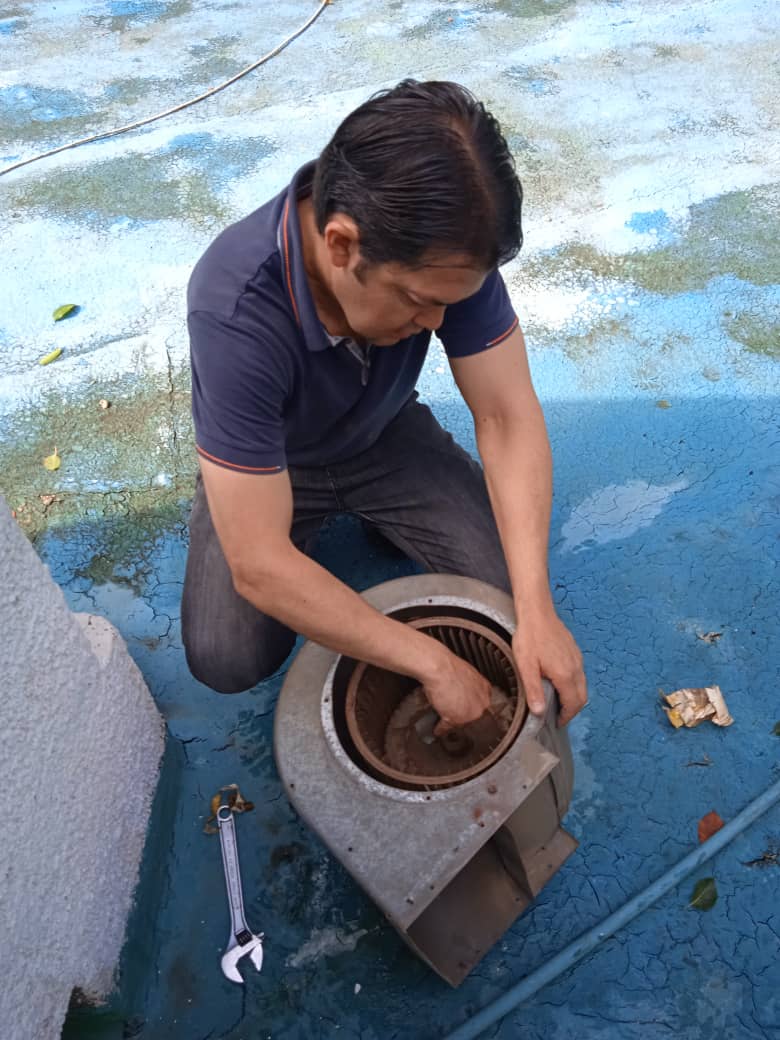 Reemplazo de motor ventilador en unidad condensadora de equipo de aire acondicionado split 5 T. R.