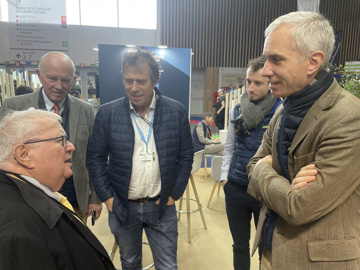 JacquesMyard's tweet photo. Visite fort attachante hier au #SalonDeLagriculture avec une multitude d’enfants venant s’instruire et découvrir les bienfaits de la #Nature et la riche diversité de la France
ici avec E.Feltesse pdt du #CREIF,de P.Preaud pdt fédération des courses https://t.co/mBQwHuOcvP