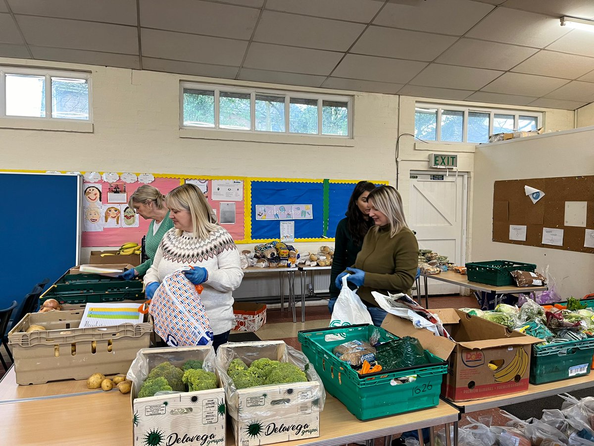 stfcov's tweet image. Our Social Supermarket was very busy again today and we are very grateful to the staff from @CadentGasLtd  for their support. They not only helped set the supermarket up, helped with deliveries and packing bags but they stayed all afternoon and helped our clients shop.