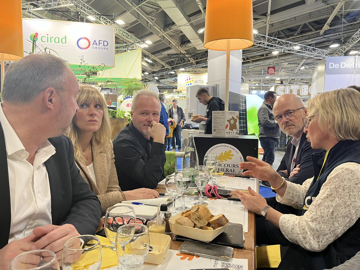 Échanges avec <a href="/VeroLefloch/">Véronique Le Floc'h</a> de @CoordRurale et Damien Dubrulle sur le SIMA 2026 (Salon International du Machinisme Agricole)

#SIMAFuture #Agriculture2040