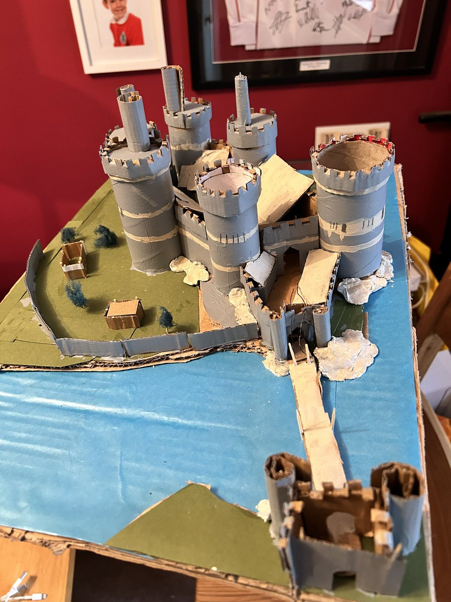 alsodanartisan's tweet image. Just sharing this cardboard castle my lad has made for his school homework.
He’s spent hours on it.
#castles #cardboardcastle #cardboardmodel