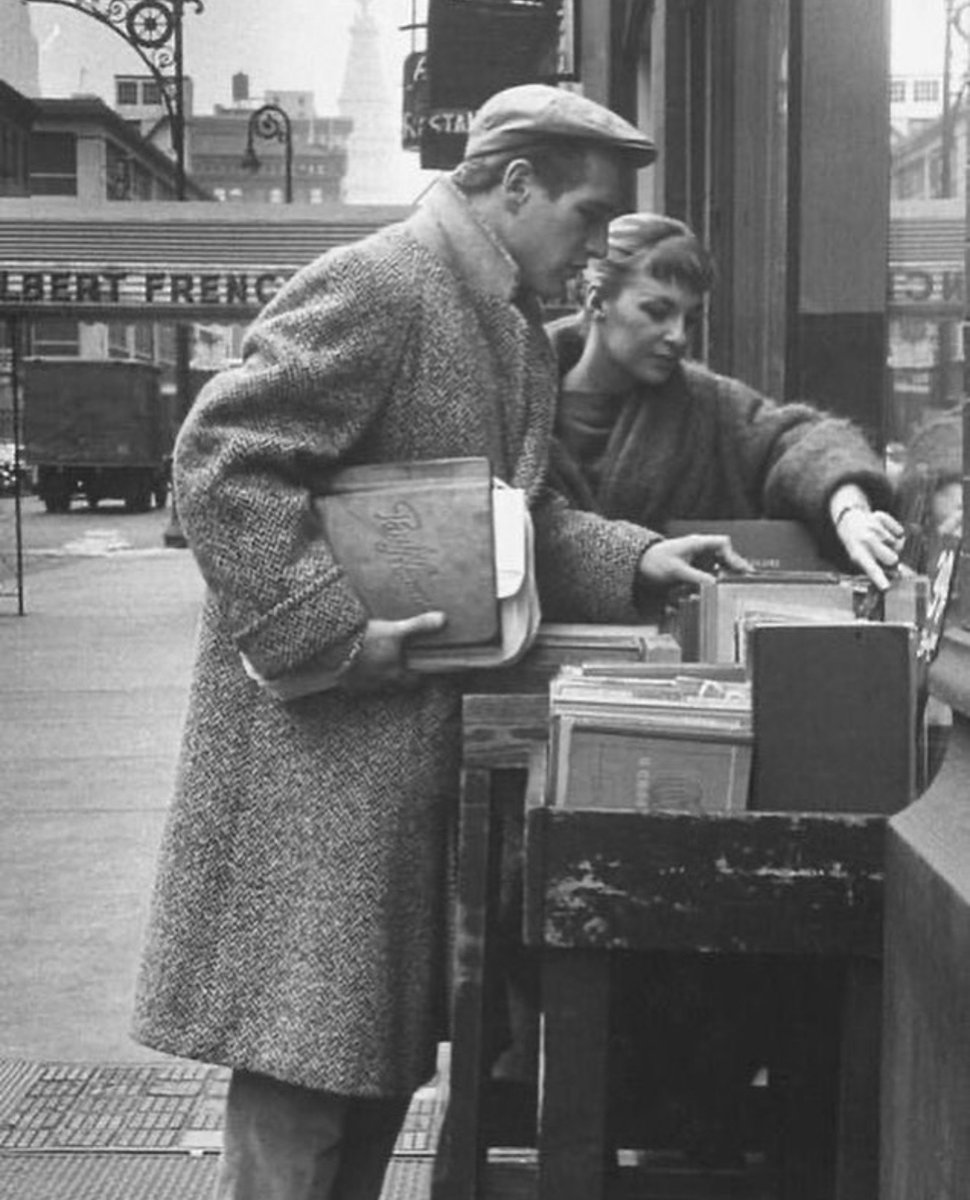 Paul Newman and Joanne Woodward do some book shopping. #oldhollywood #vintagehollywood #vintagephotography #vintagebooks #vintagereaders