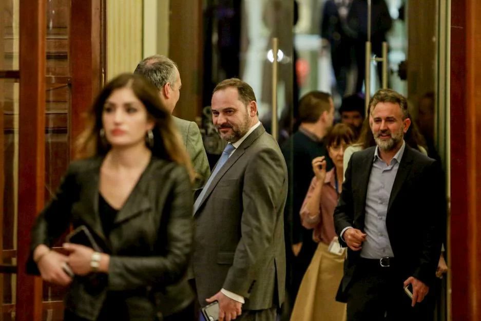 norcoreano's tweet image. - Tres divorcios.
- Novia veinteañera.
- En La Movida ya era concejal.
- Ha sido ministro con una diplomatura en Magisterio.
- Su ayudante es portero de puticlub.
- Tiene el partido cogido por los huevos.
- Las reuniones las hace en el reservado de una marisquería donde le dejan…