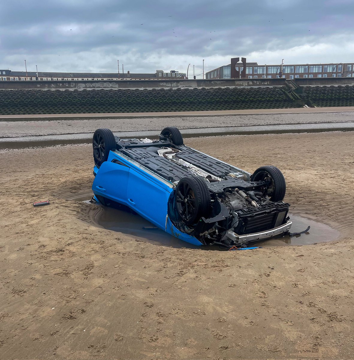 I wouldn't advise anyone to go driving their car's on the beach here in Blackpool #Blackpoolcouncil #stuck #Blackpool #Blackpoolbeach #beach #recovery #car #rightoff #fyldecoast