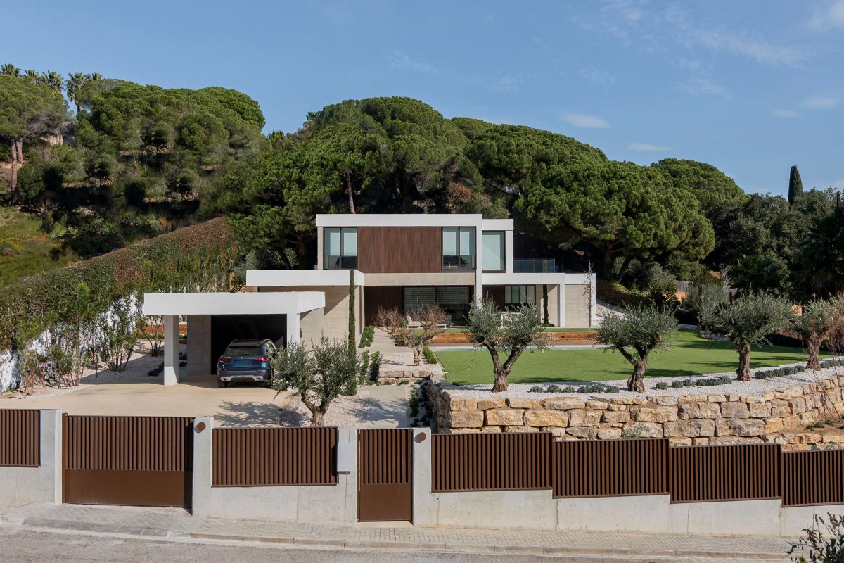 Archello's tweet photo. Luxury modular house with overhangs in Barcelona
by Casas inHAUS SL
https://t.co/TnmigKNg7b 

Photo: Casas inHAUS | Luxury modular house with https://t.co/ITzGODWMWM