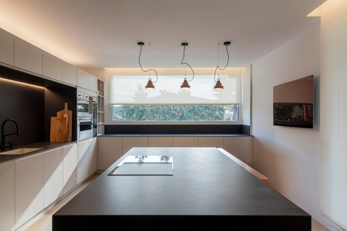 Archello's tweet photo. Luxury modular house with overhangs in Barcelona
by Casas inHAUS SL
https://t.co/TnmigKNg7b 

Photo: Casas inHAUS | Luxury modular house with https://t.co/ITzGODWMWM