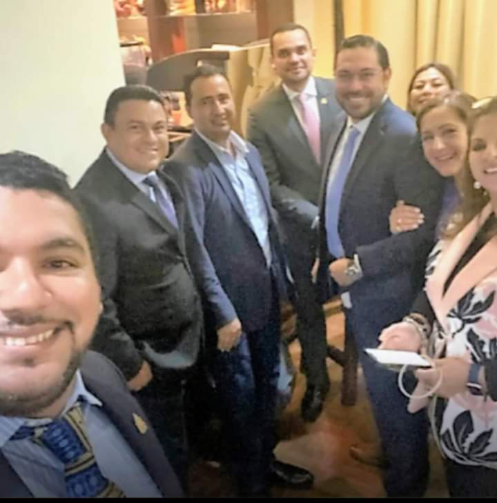 M4ldo_na2's tweet photo. 🚨|| CALIX REUNIDO CON LÍDERES DEL @PNH_oficial, RECIBIENDO SUS LÍNEAS A SEGUIR. 🐀

#CachurecosNuncaMás
#CalixTraidor https://t.co/C9hwPMSgXY