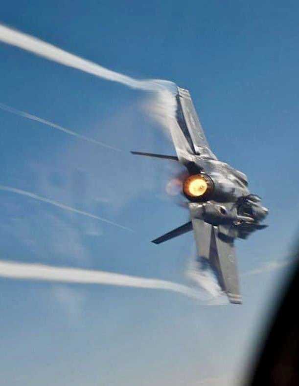 chasinglimits1's tweet image. F-35 Lightning
#f35 #f35lightning #fighterjet #aviation #Military #AirForce #navy #aviationdaily #Aircraft